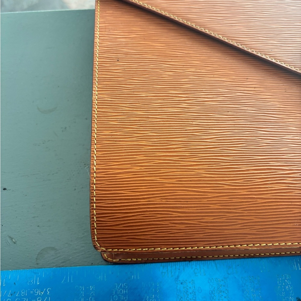 Vintage Louis Vuitton Cognac Epi briefcase- interiorr pocket needs TLC - Picture 5 of 17